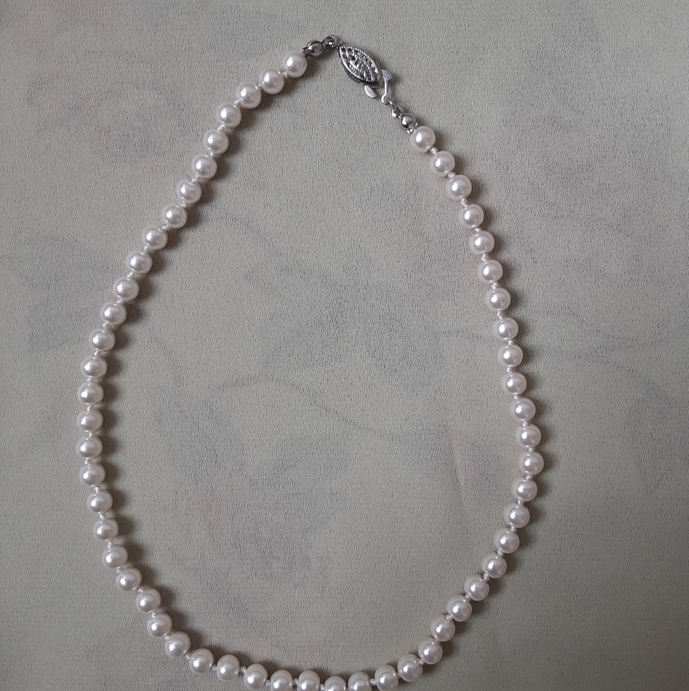 90s pearl necklace/ choker